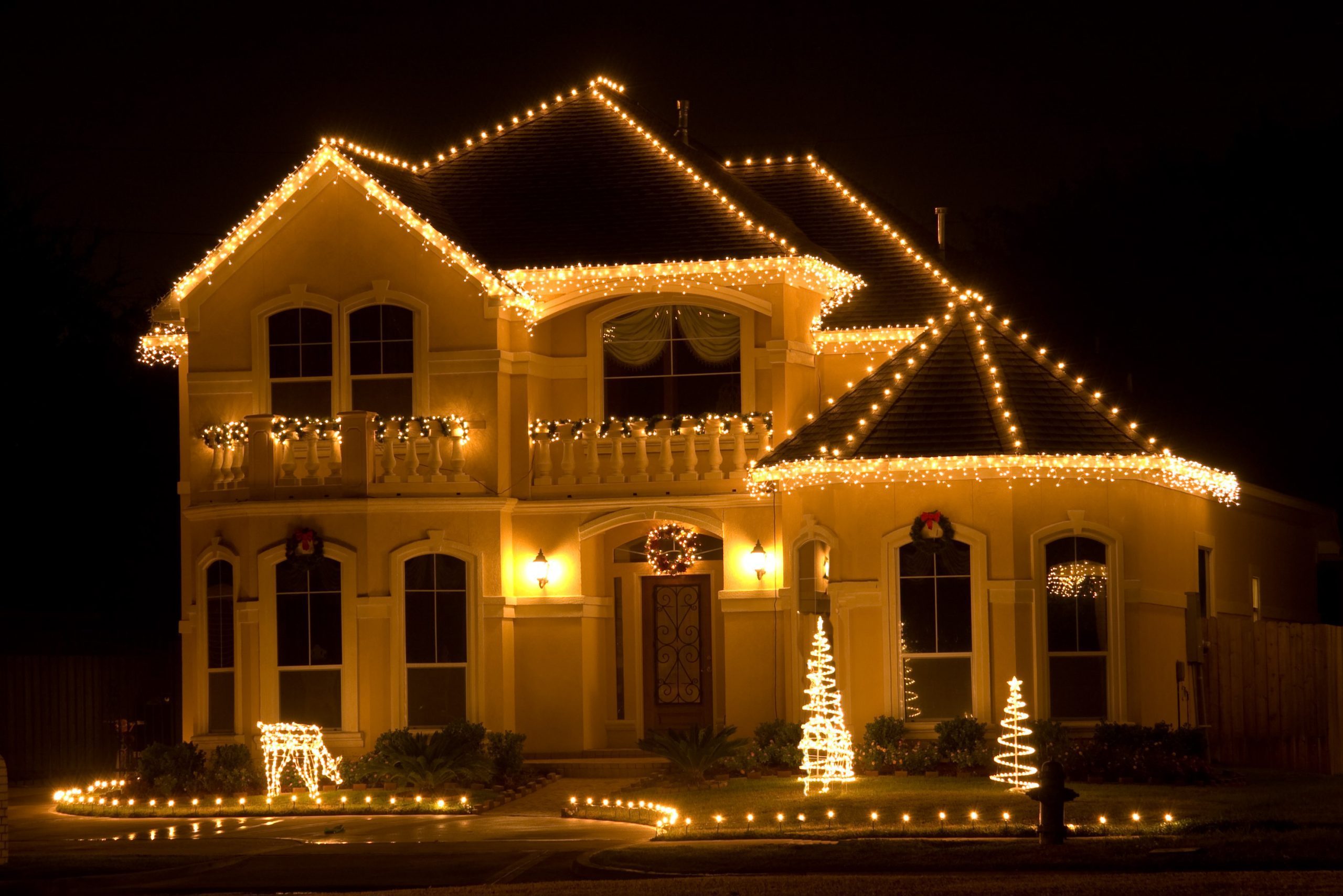 House,Decorated,And,Lighted,For,Christmas,At,Night